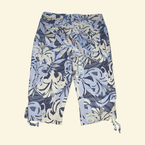 Gloria Vanderbilt Floral Capri Snap Button Drawstring Pants in Blue and White - Picture 2 of 7